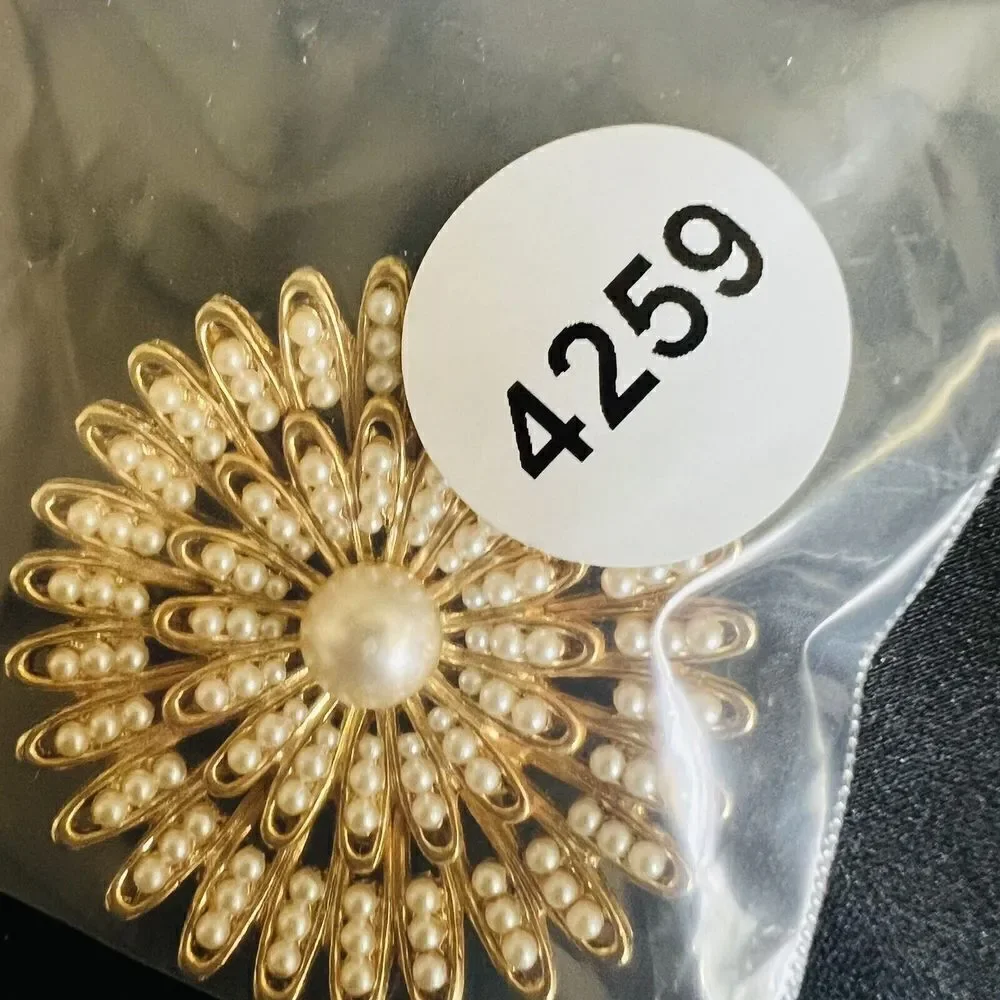 Vintage Sun Flower Burst Pearl Detailed Brooch Floral Gold Tone BEAUTIFUL 4259